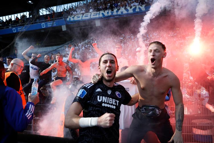 FC Københavns målmand Kamil Grabara festede igennem med klubbens fans, da københavnerne havde vundet 3-1 på Brøndby Stadion tidligere på foråret. Foto: Jens Dresling