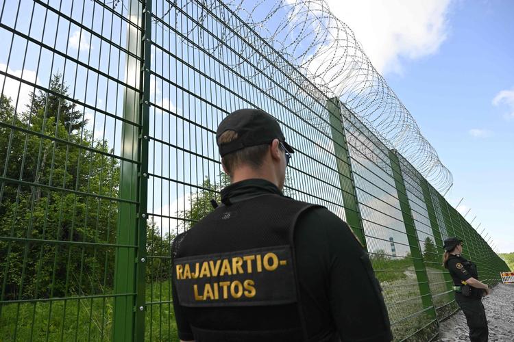 En finsk grænsevagt patruljerer ved det hegn, som Finland er ved at sætte op visse steder langs grænsen til Rusland.  Foto: Markku Ulander/Ritzau Scanpix