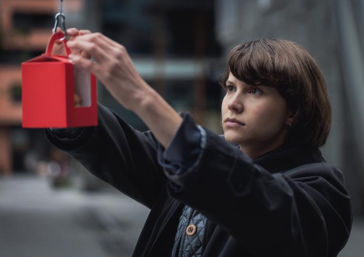 Arkitekten Julie spillet af Eili Harboe modtager her via drone en fødselsdagsgave fra sin mor.   Foto: Pr-foto: Viaplay