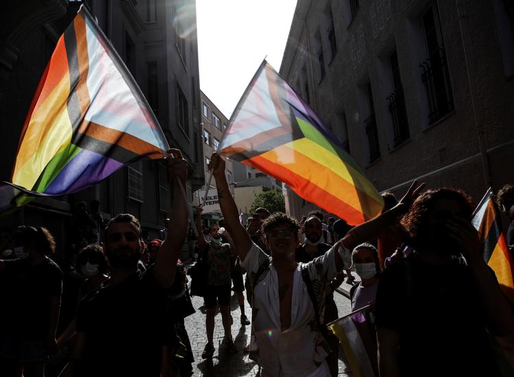 De tyrkiske myndigheder har tidligere nedlagt forbud mod Pride-parader, bl.a. i 2021, hvor demonstranter i Istanbul alligevel forsøgte at gennemføre paraden. 
 Foto: Umit Bektas/Ritzau Scanpix