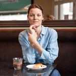 Marie Hougaard skriver om et nutidigt København, som anmelderen kender. Og Hougaard skriver satirisk og skarpt. Foto: Lærke Posselt