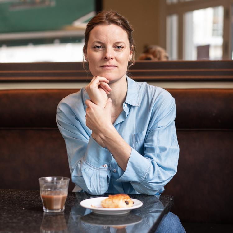 Marie Hougaard skriver om et nutidigt København, som anmelderen kender. Og Hougaard skriver satirisk og skarpt. Foto: Lærke Posselt