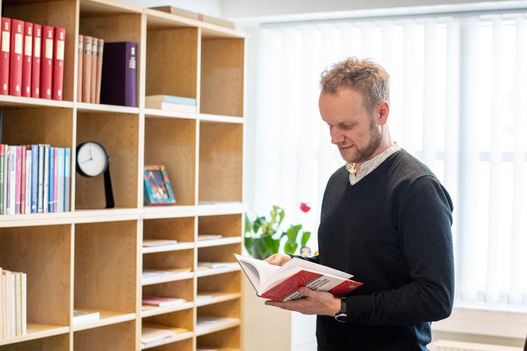 »Reglerne er de samme som altid. Vi anbefaler bare ikke længere, at man udelader komma foran ledsætninger«, siger direktør i Dansk Sprognævn Thomas Hestbæk Andersen. Foto: Joachim Ladefoged