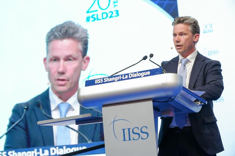 Sveriges forsvarsminister, Pål Jonson, talte lørdag om maritim sikkerhed i Sydøstasien. Han ser det som afgørende, at Europa styrker sine partnerskaber i den stadig mere urolige region. Foto: IISS / Shangri-La Dialogen 