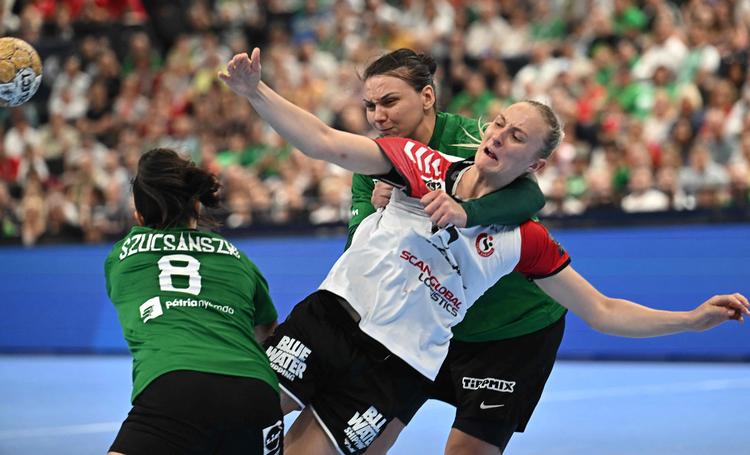 Efter pausen stivnede både Henny Reistad og resten af Team Esbjergs hold. Foto: Attila Kisbenedek/Ritzau Scanpix