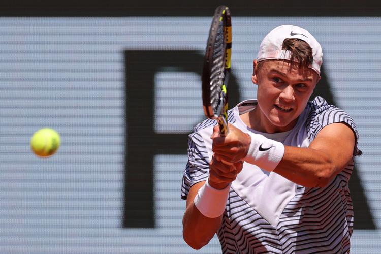 Holger Rune har gang i en stor grussæson. I Paris er han fremme ved ottendedelsfinalen i French Open. Foto: Thomas Samson/Ritzau Scanpix