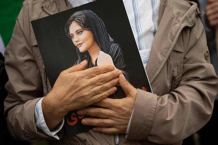 22-årige Mahsa Amini døde 16. september 2023 i det iranske politis varetægt. Det skabte demonstrationer for kvinders rettigheder over hele landet. Foto: Cliff Owen/Ritzau Scanpix
