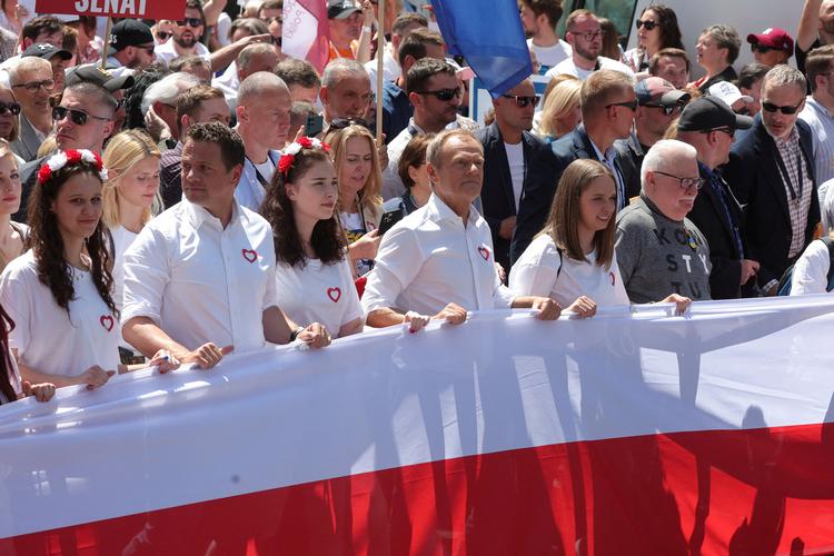 En halv million polakker har søndag været på gaden i Polens hovedstad, Warszawa, i protest mod landets regering. Foto: Kacper Pempel/Ritzau Scanpix