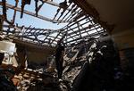 Den lokale beboer Aran står inde i den butik, han lejer til daglig, som er blevet ødelagt totalt grundet angreb ved Donetsk-regionen. Foto fra 2. juni, 2023. Foto: Alexander Ermochenko/Ritzau Scanpix