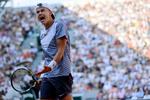 Danske Holger Rune var flere gange ude i torvene, da han spillede sig videre til kvartfinalerne ved French Open. Foto: Jean-Francois Badias/AP/Ritzau Scanpix