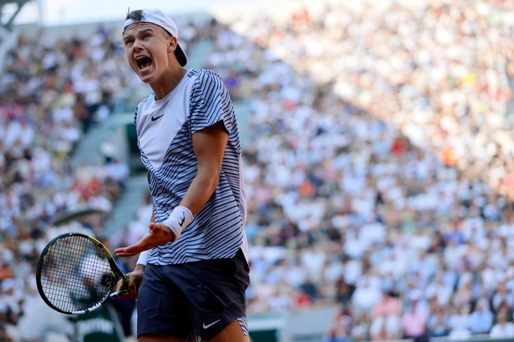 Danske Holger Rune var flere gange ude i torvene, da han spillede sig videre til kvartfinalerne ved French Open. Foto: Jean-Francois Badias/AP/Ritzau Scanpix