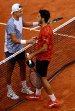 Selv om Holger Runes argentinske modstander nåede at blive rasende på dommeren, sagde de to duellanter pænt tak for kampen ved nettet efter fire timers tennis. Foto: Kai Pfaffenbach/Ritzau Scanpix