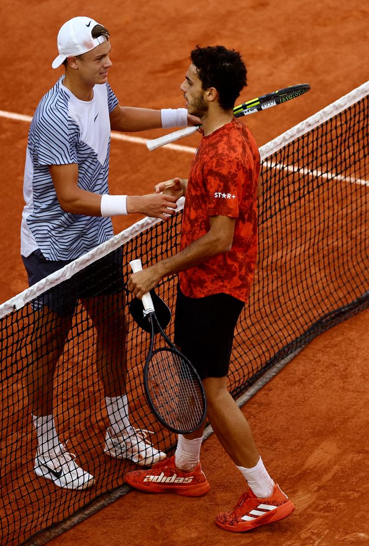 Selv om Holger Runes argentinske modstander nåede at blive rasende på dommeren, sagde de to duellanter pænt tak for kampen ved nettet efter fire timers tennis. Foto: Kai Pfaffenbach/Ritzau Scanpix