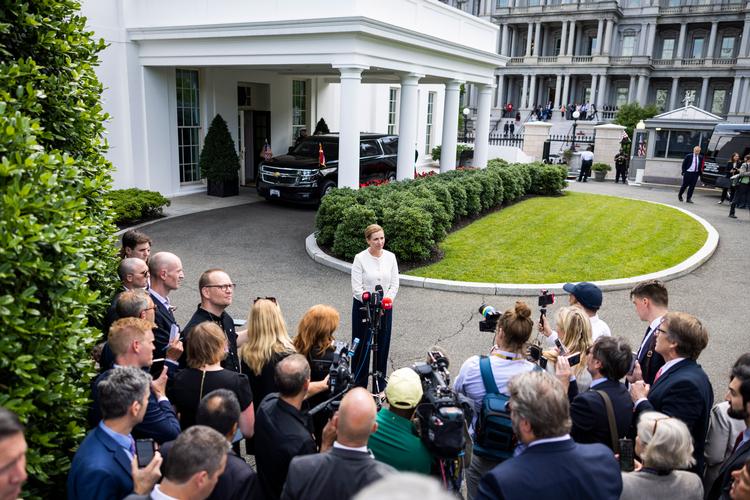 Mette Frederiksen møder pressen foran Det Hvide Hus efter sit møde med præsident Joe Biden. Foto: Jim Lo Scalzo/Ritzau Scanpix
