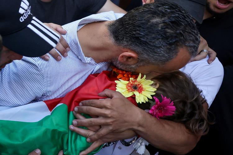 En treårig palæstinensisk dreng er død efter at være skudt af israelske styrker på Vestbredden. Drengen er blevet overdraget til familien efter at være blevet behandlet på et israelsk hospital. Foto: Ahmad Gharabli/Ritzau Scanpix
