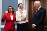 Mette Frederiksen fik en varm velkomst, da hun deltog i en reception arrangeret af det demokratiske kongresmedlem Steny Hoyer (th.), der har danske aner. Også den tidligere formand for Repræsentanternes Hus Nancy Pelosi (tv.) deltog. Foto: Saul Loeb/Ritzau Scanpix