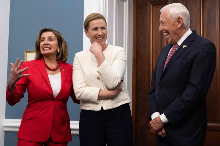 Mette Frederiksen fik en varm velkomst, da hun deltog i en reception arrangeret af det demokratiske kongresmedlem Steny Hoyer (th.), der har danske aner. Også den tidligere formand for Repræsentanternes Hus Nancy Pelosi (tv.) deltog. Foto: Saul Loeb/Ritzau Scanpix