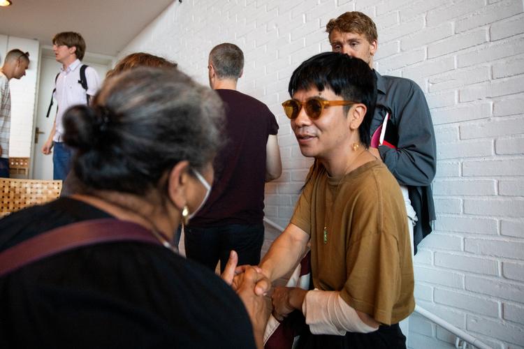 Bogfans samler sig til  Louisiana Literature. Her forfatter Ocean Vuong, gemt bag et par solbriller.   Foto: Finn Frandsen