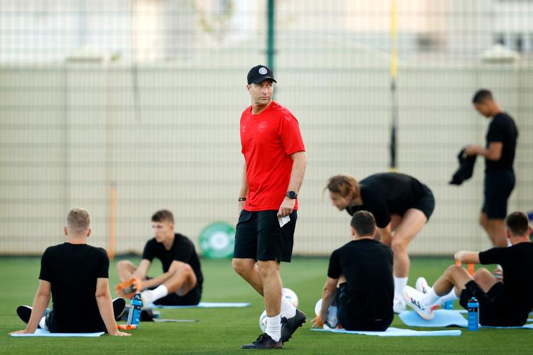 Landstræner Kasper Hjulmand under en træning i Doha ved VM sidste år.  Det danske hold skuffede og nåede ikke videre fra gruppespillet. Foto: Jens Dresling