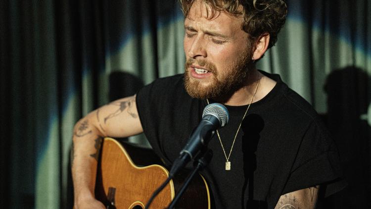 I Danmark har Netflix senest haft premiere på filmen 'A Beautiful Life', hvor popsangeren Christopher spiller Elliott. Den blev dog sat i gang, før Netflix' produktionsstop i Danmark.  Foto: Martin Dam Kristensen/netflix/Courtesy of Netflix