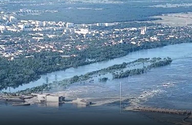 Foto fra det ukrainske atomagentur Energoatom fra 6. juni af ødelæggelserne på Kakhovka-dæmningen ved Nova Kakhovka i nærheden af storbyen Kherson.  Foto: Handout/Ritzau Scanpix