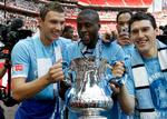 Yaya Touré har været en af de vigtigste spillere på Manchester Citys rejse fra middelmådighed til fodboldens tinder - her nyder han FA Cup-sejren i 2011 med Edin Dzeko (tv.) og Gareth Barry (th.). Men lækkede dokumenter tyder på fusk med betalingen til Tourés agent. Foto: Stefan Wermuth/Ritzau Scanpix