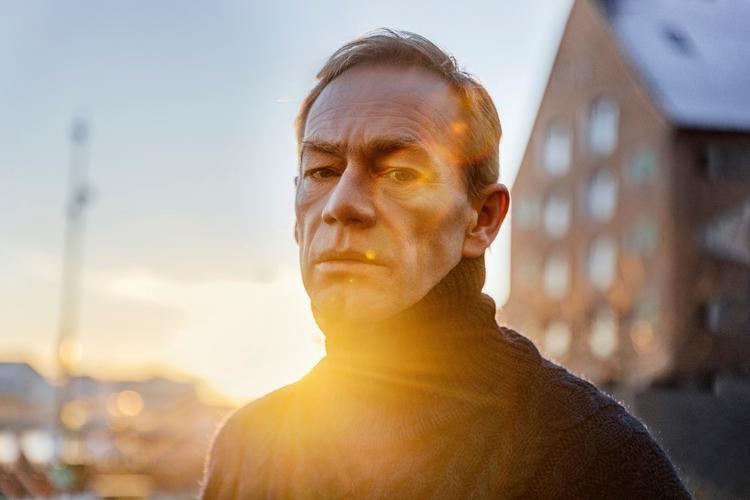 Jeppe Brixvold er født i 1968. Han er uddannet manuskriptforfatter fra Den Danske Filmskole og har været rektor for Forfatterskolen.  'I de levendes verden' er hans femte roman. Foto: Sara Galbiati