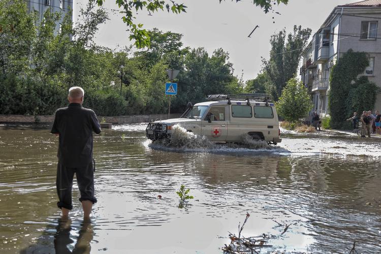 Oversvømmede gader i Kherson efter dæmningen blev sprængt tirsdag morgen.  Foto: Stringer/Ritzau Scanpix
