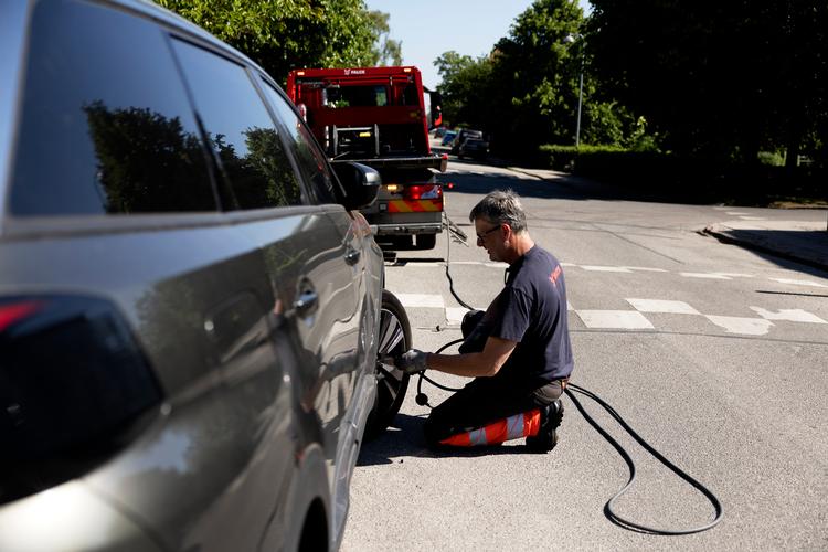 En række bilejere fik sig en træls overraskelse i morges, da de kunne konstatere, at luften var lukket ud af deres bilers dæk. Foto: Thomas Borberg