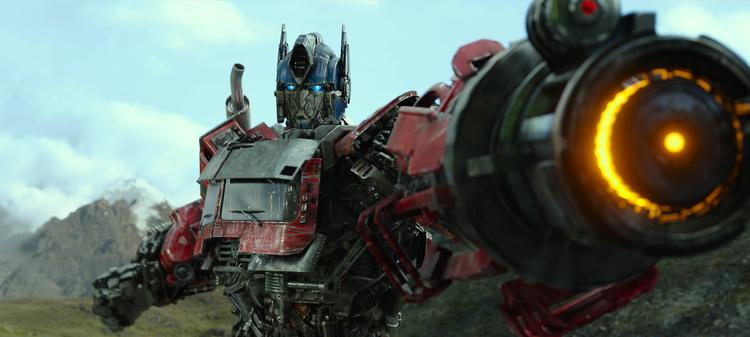 Optimus Prime fører atter en gang an for en hær af rumvæsner kaldet autobotter, der veksler mellem en tilstand af køretøj og robot, mellem kække bemærkninger og dybe følelser.  Foto: UIP