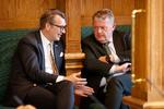 Både forsvarsminister Troels Lund Poulsen (V) og Udenrigsminister Lars Løkke Rasmussen (M) mener, at der er behov for at sætte sig ned og genbekræfte regeringssamarbejdet, hvis Mette Frederiksen ender emd at blive Nato-generalsekretær. Foto: Jens Dresling