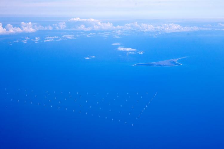 En havvindmøllepark ved Anholt i Kattegat.    Foto: Finn Frandsen