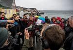 Statsminister Mette Frederiksen bliver mødt af demonstranter under besøget i Nuuk i Grønland.   Foto: Leiff Josefsen/Ritzau Scanpix