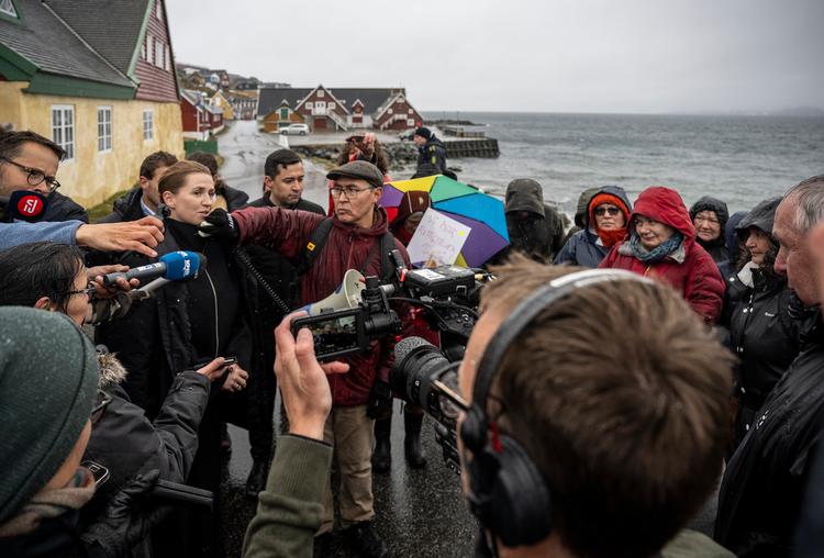 Statsminister Mette Frederiksen bliver mødt af demonstranter under besøget i Nuuk i Grønland.   Foto: Leiff Josefsen/Ritzau Scanpix