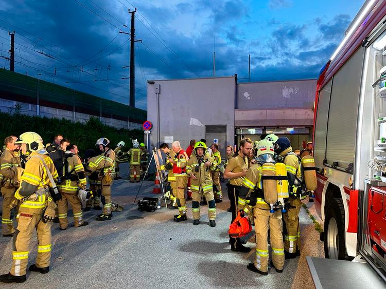 Over 150 passagerer måtte sent onsdag aften evakueres fra et fjerntog, som var brudt i brand i en bjergtunnel i den østrigske provins Tyrol. Foto: Zoom. Tirol/Ritzau Scanpix