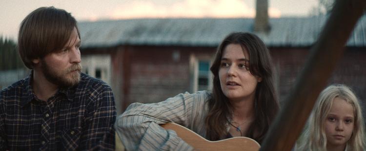 Den unge idealistiske skolelærer Annie Raft (Asta Kamma August) får en brutal introduktion til livet i Norrland, da hun finder to lig i skoven.  Foto: Apple Tree Productions