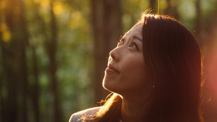 Den japanskfødte leder af DR Big Band, Miho Hazama, kaster sig ud i at genfortolke klassikere fra den danske sangskat. Hun lægger ud med 'I skovens dybe stille ro'. Foto: Sebastian Ottenstein