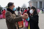 I tre et halvt år har Nordkoreas grænser været lukket for offentligheden, og vi har primært hørt om styret gennem missilaffyringer og rygter om hungersnød. Nu åbnes der måske for turister. Her fejres den internationale kvindedag med dans foran Grand Threatre i hovedstaden 8. marts 2023.   Foto: Jon Chol Jin/Ritzau Scanpix