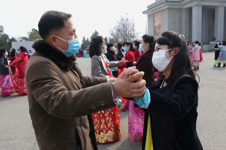 I tre et halvt år har Nordkoreas grænser været lukket for offentligheden, og vi har primært hørt om styret gennem missilaffyringer og rygter om hungersnød. Nu åbnes der måske for turister. Her fejres den internationale kvindedag med dans foran Grand Threatre i hovedstaden 8. marts 2023.   Foto: Jon Chol Jin/Ritzau Scanpix