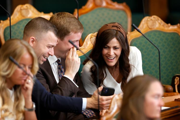 Folketingssalen er indbegrebet af samtale og diskussion. Derfor er det ifølge forfatter og sognepræst Sørine Gotfredsen også et oplagt sted at forbyde mobiltelefoner.  Foto: Jens Dresling