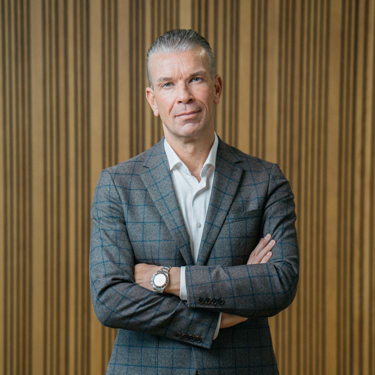 Skærmbeskyttelsesvirksomheden Panzerglass har indført en 4-dages arbejdsuge for ansatte på fem kontinenter. »Som topledelse har vi en forpligtelse til at være modige«, siger coo Casper Aaen. Foto: PR-foto: Marcus Møldrup