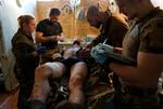 En såret ukrainsk soldat får behandling efter kampene i Donetsk. Foto: Anatolii Stepanov/Ritzau Scanpix
