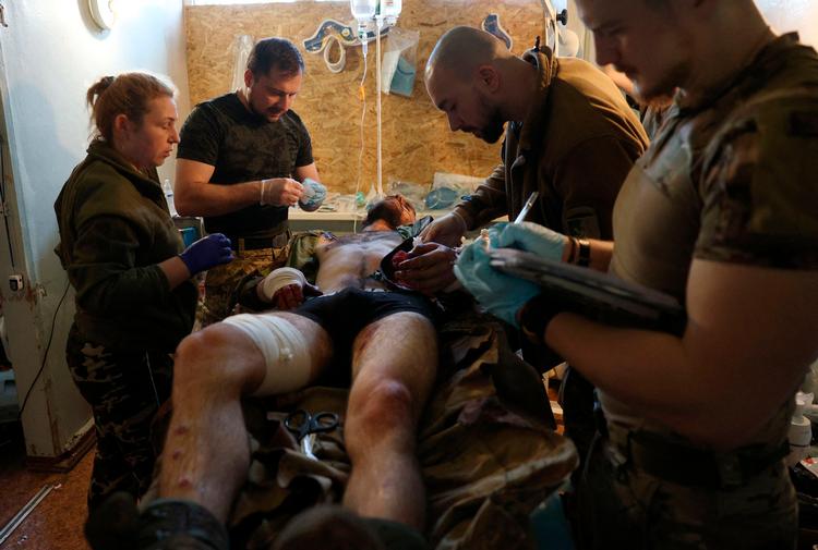 En såret ukrainsk soldat får behandling efter kampene i Donetsk. Foto: Anatolii Stepanov/Ritzau Scanpix