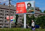  Russerne har vænnet sig til tanken om, at krigens afslutning ikke ligger lige om hjørnet. Her passerer en mand i Sankt Petersborg plakater, der hædrer soldaterne og forsøger at hverve flere.   Foto: Olga Maltseva/Ritzau Scanpix