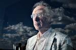     Den engelske forfatter Ian McEwan. Det er en undtagelse, at Ian McEwan bruger sig selv i en af sine romaner, som han gør i 'Søde tand'. Men han er bevidst om, at nære bekendte til forfattere læser sig ind i det,  der foregår i bøgerne.   Foto: Bundgaard Carsten