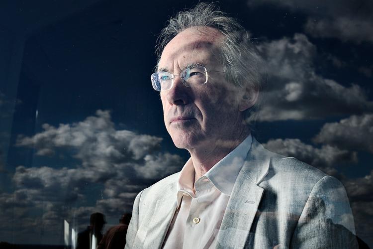     Den engelske forfatter Ian McEwan. Det er en undtagelse, at Ian McEwan bruger sig selv i en af sine romaner, som han gør i 'Søde tand'. Men han er bevidst om, at nære bekendte til forfattere læser sig ind i det,  der foregår i bøgerne.   Foto: Bundgaard Carsten