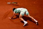 To gange var Carlos Alcaraz til behandling, efter han blev skadet i semifinalen mod Novak Djokovic. Foto: Julien de Rosa/Ritzau Scanpix