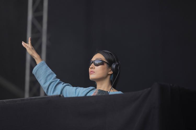 Peggy Gou strålede som en sol over de dansende på Syd for Solen.    Foto: Hannah Aurora Almstrup