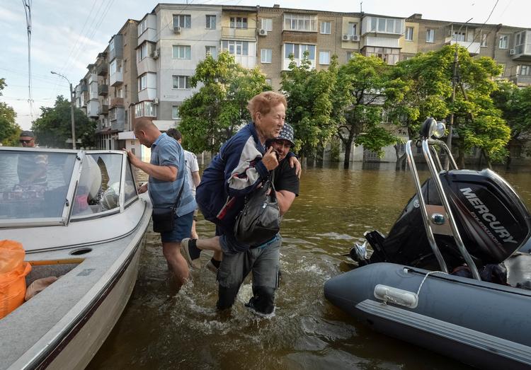 En lokal beboer bliver evakueret fra oversvømmelserne. Foto: Oleksandr Klymenko/Ritzau Scanpix