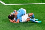 Phil Foden (øverst) jubler med Kyle Walker, da sejren var i hus. Foto: Yasin Akgul/Ritzau Scanpix